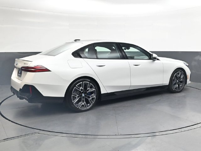 New 2027 White BMW 550e xDrive image 4