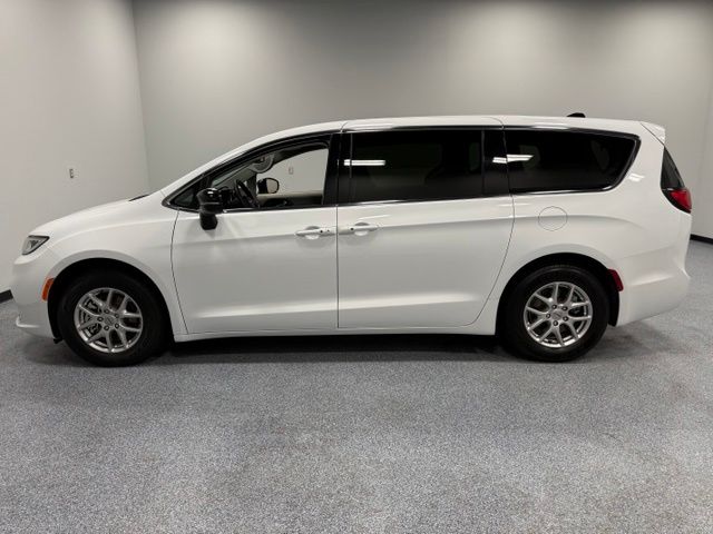 Used 2024 White Chrysler Touring L image 5
