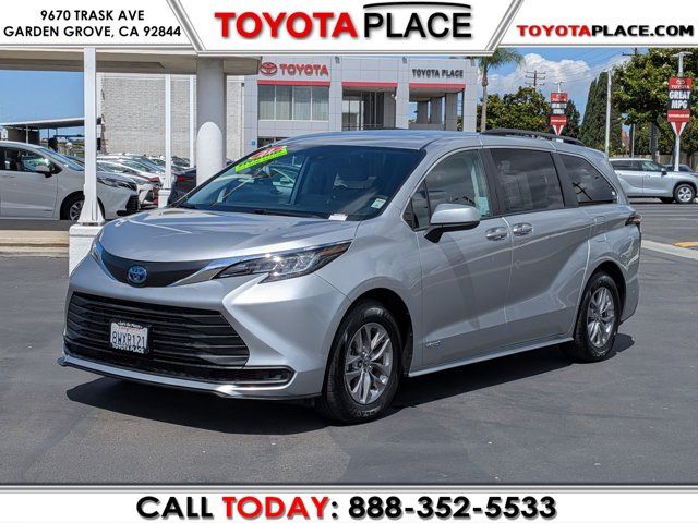 2021 Toyota Sienna LE 8-Passenger Hybrid FWD's photo