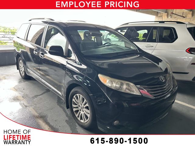 Midnight Black Metallic 2017 Toyota Sienna Minivan Front-Wheel Drive 8-Speed Automatic