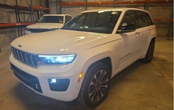 2023 Jeep Grand Cherokee Overland 4x4's photo
