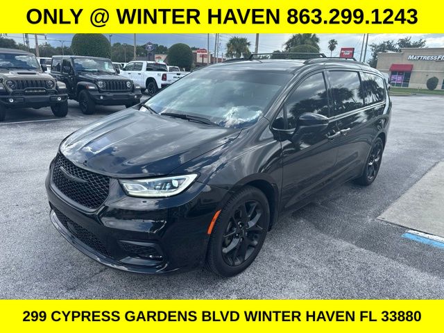 2023 Brilliant Black Crystal Pearlcoat Chrysler Pacifica Touring L FWD Van