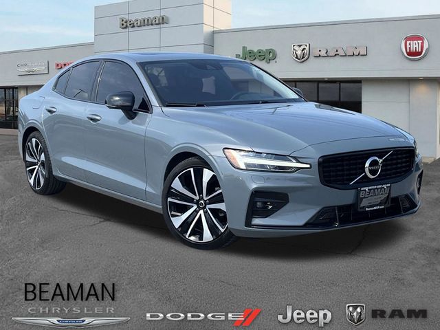 2022 Volvo S60 B5 Momentum FWD