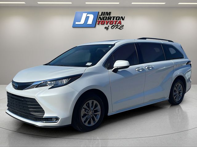 2022 Toyota Sienna XLE's photo