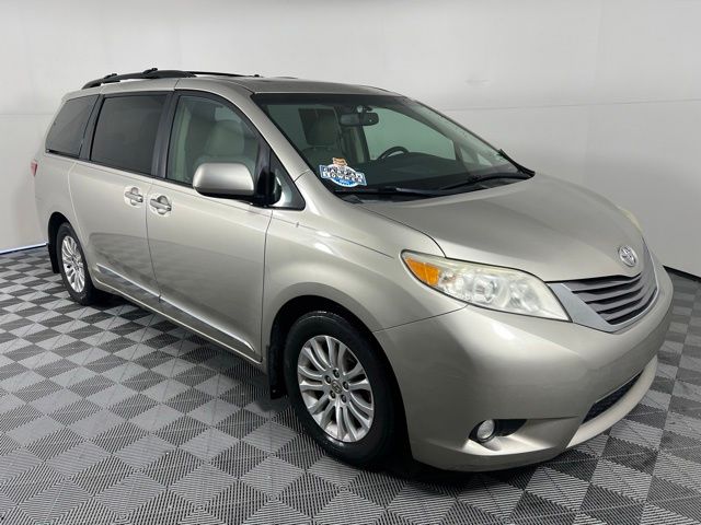 Creme Brulee 2017 Toyota Sienna XLE 7-Passenger Auto Access Seat FWD Minivan Front-Wheel Drive 8-Speed Automatic