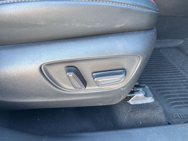 used 2022 Toyota Highlander car, priced at $31,899