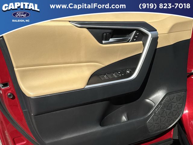 Used 2025  Toyota XLE Premium image 20