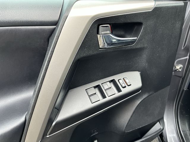 Used 2016  Toyota XLE image 17