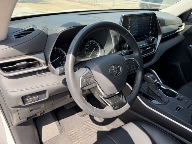 2021 Toyota Highlander XLE White at Don McGill Toyota