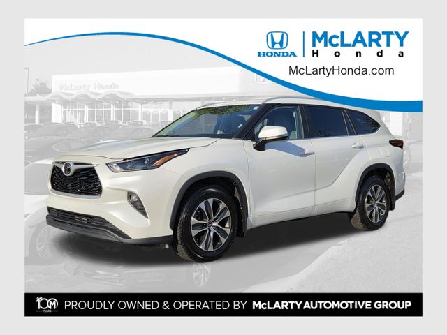 White (Wind Chill Pearl) 2023 Toyota Highlander SUV / Crossover Front-Wheel Drive 8-Speed Automatic