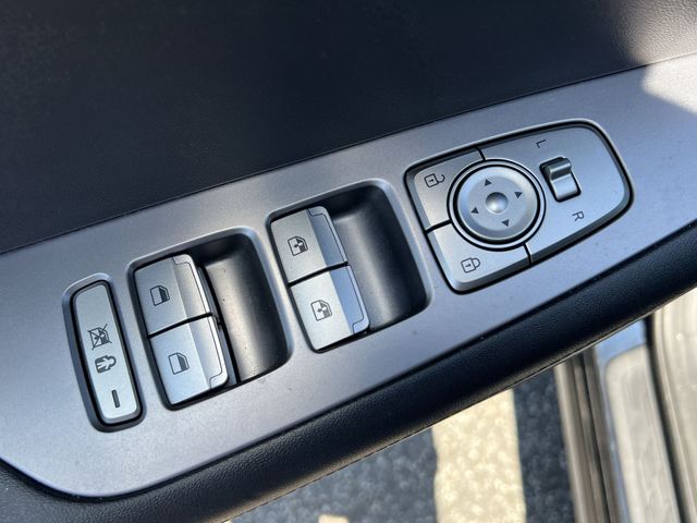 Used 2025 White Hyundai SEL image 33