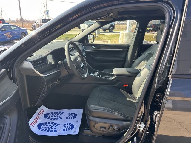 2026 Jeep Grand Cherokee L Laredo - Diamond Black Crystal Pearlcoat exterior view 9