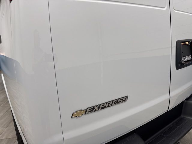 New 2026 Summit White Chevrolet Work Van image 29