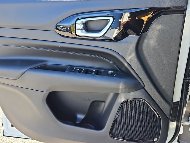 New 2026 White/off-white Jeep Latitude image 22