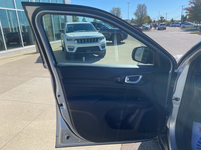 2026 Jeep Compass Limited - Silver Zynith Metallic Clearcoat exterior view 11