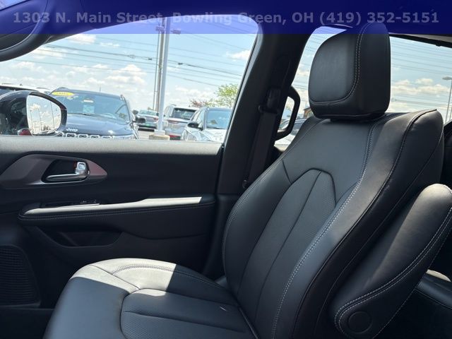 New 2025 Chrysler Pacifica Select 4D Passenger Van