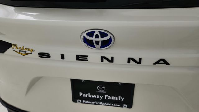 2021 Toyota Sienna XLE White at Community Toyota