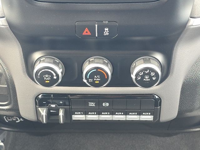 2024 Ram 3500 SLT:B01822