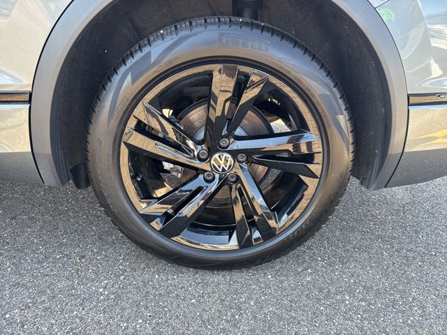 2024 Volkswagen Tiguan 2.0T SE R-Line Black photo