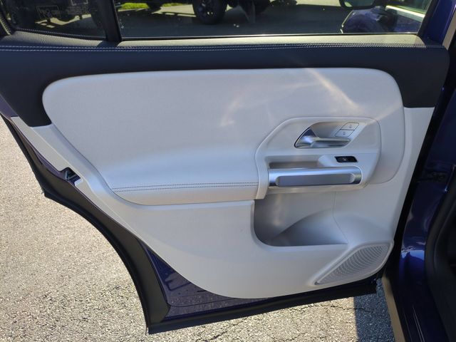 Used 2023  Mercedes-Benz GLB 250 image 27