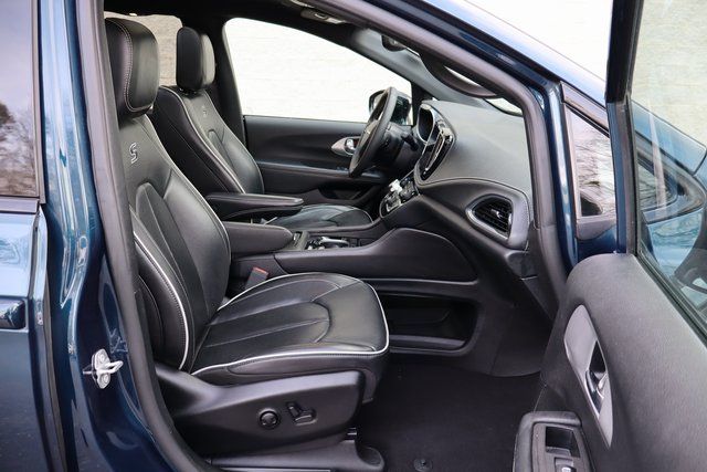 used 2025 Chrysler Pacifica car, priced at $34,500