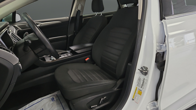 Used 2020 Oxford White Ford SE image 9