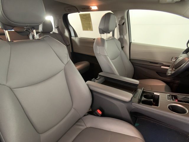 2021 Toyota Sienna XLE 29