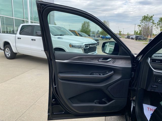 2026 Jeep Grand Cherokee - Diamond Black exterior view 8