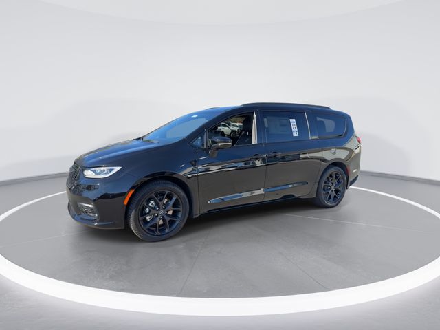 New 2026 Diamond Black Crystal Pearl-Coat Exterior Paint Chrysler Limited image 4