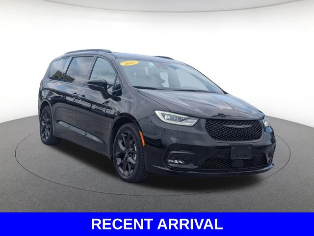 Diamond Black Crystal Pearlcoat 2025 Chrysler Pacifica Minivan Front-Wheel Drive 9-Speed Automatic