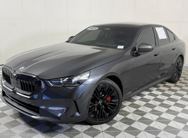 2025 BMW 5 Series Gris (Dark Graphite) Sedán Tracción en las cuatro ruedas 8 velocidades Automática