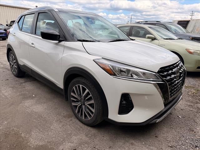 Aspen White/Super Black 2022 Nissan Kicks SV FWD SUV / Crossover Front-Wheel Drive Continuously Variable Transmission