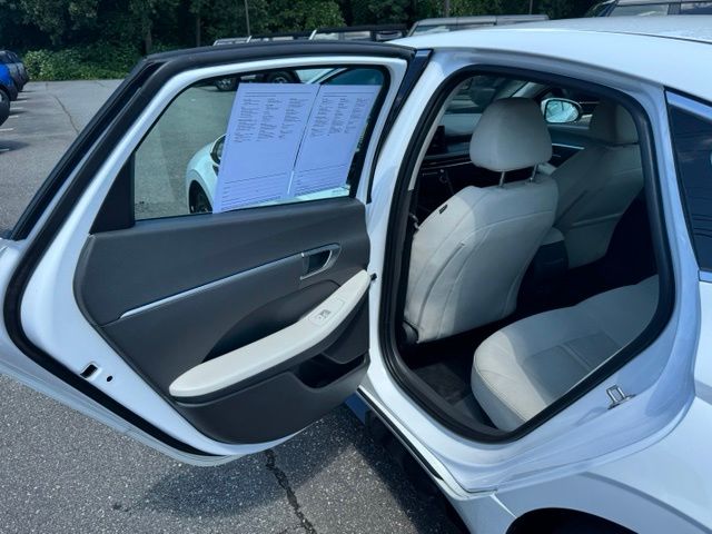 Used 2025 White Hyundai SEL image 12