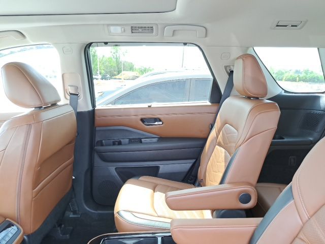 Used 2024 White Nissan Platinum image 17