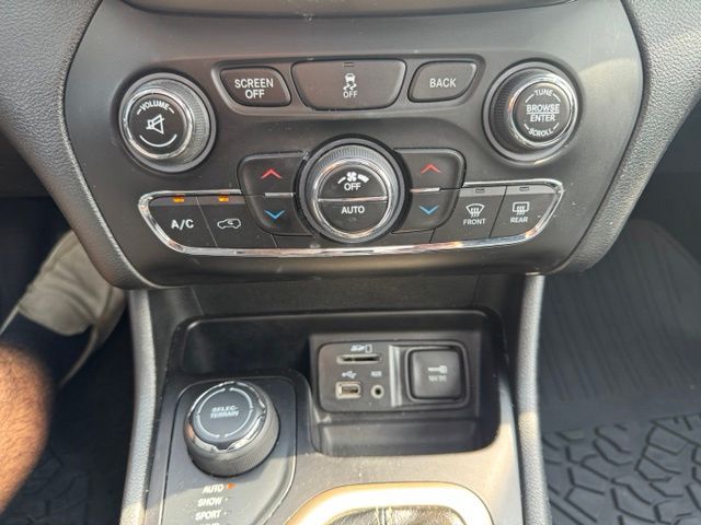 Used 2016 Silver Jeep Limited image 27