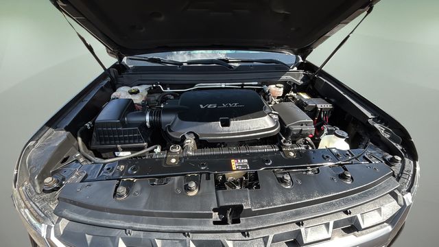 Used 2022 Black Chevrolet Z71 image 31