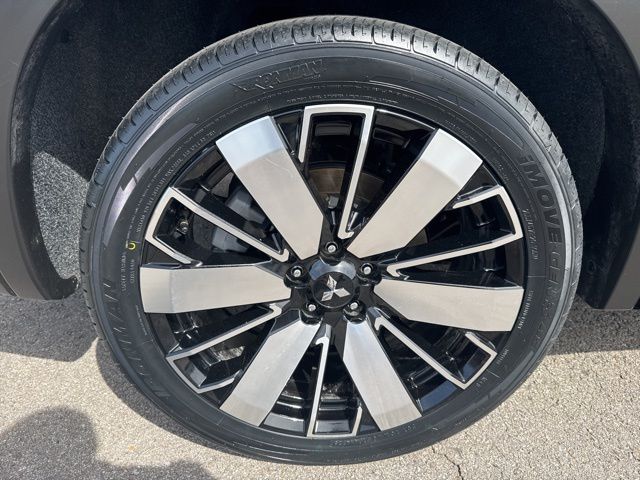 Used 2025  Mitsubishi SE image 11