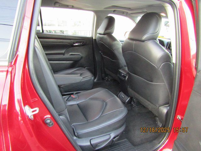 used 2023 Toyota Highlander car, priced at $34,999