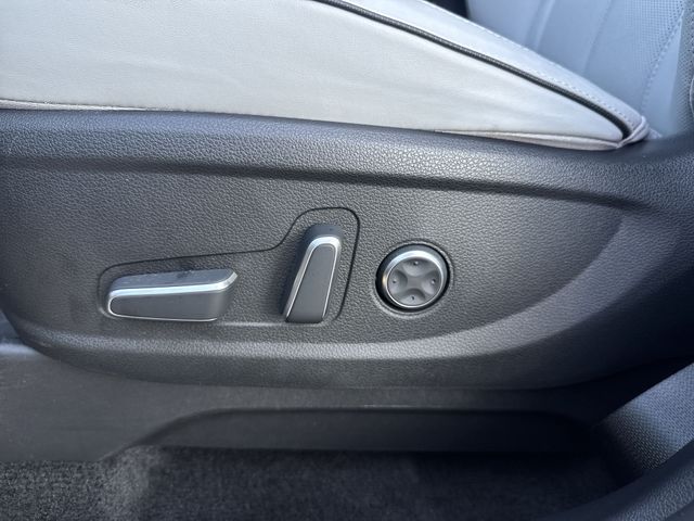 Used 2025 Silver Hyundai SEL Premium image 32