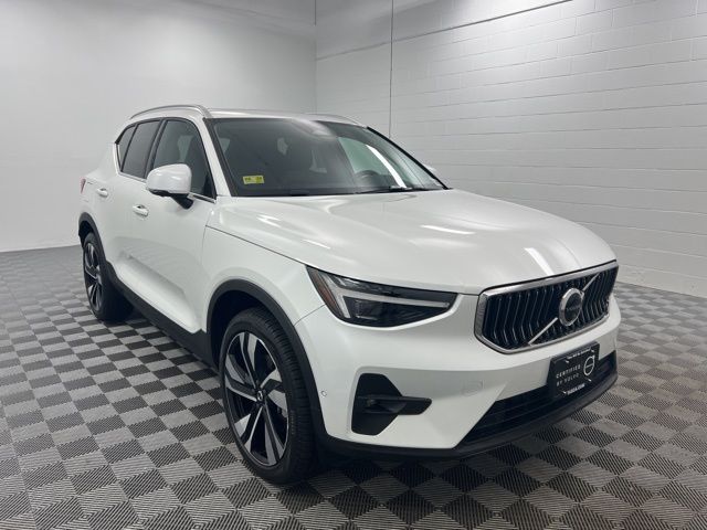 Crystal White Metallic 2024 Volvo XC40 B5 Ultimate Bright Theme AWD SUV / Crossover All-Wheel Drive Automatic