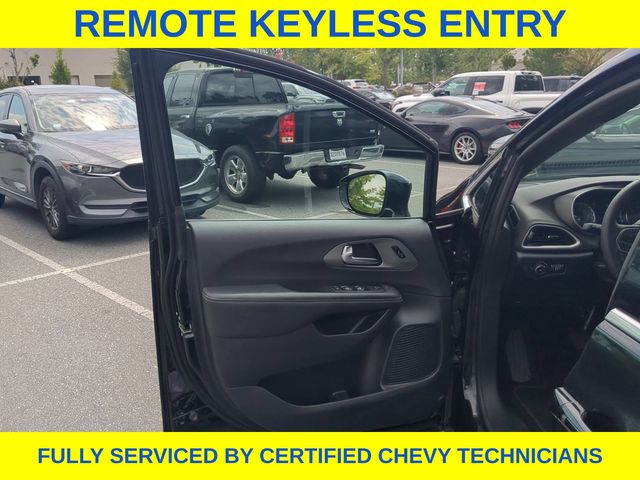 Used 2025 Chrysler Pacifica Van
