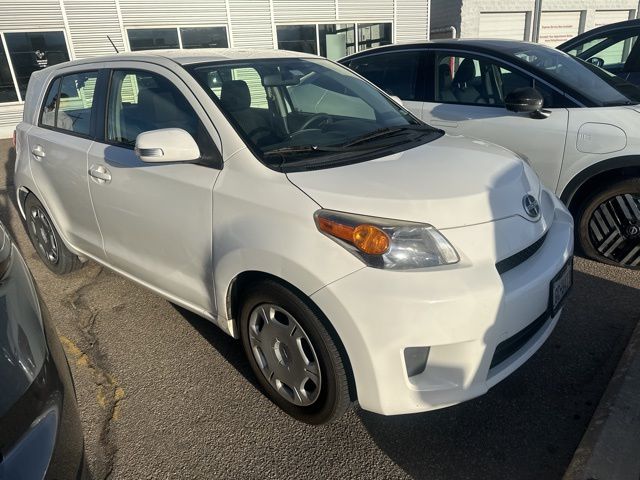 White 2013 Scion xD Base Hatchback Front-Wheel Drive 5-Speed Manual Overdrive