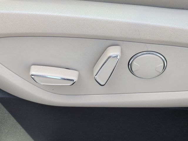 Used 2019 Brown Lincoln Select image 12