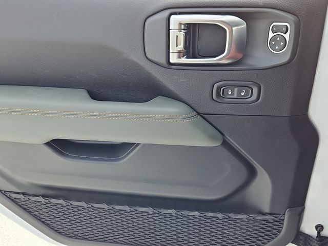 New 2026 White/off-white Jeep Mojave image 23