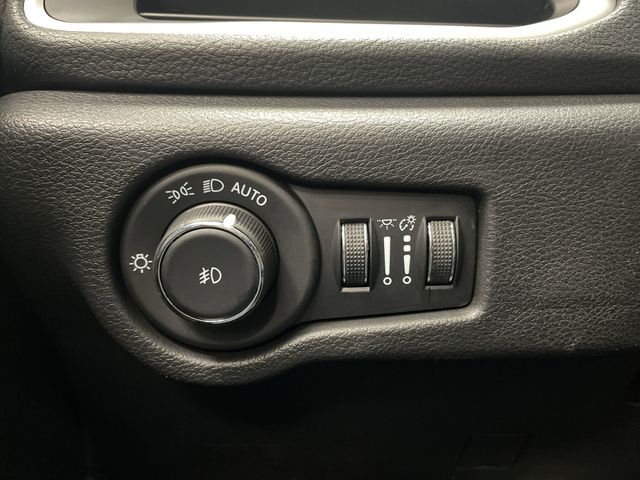 2023 Chrysler Pacifica Touring L photo