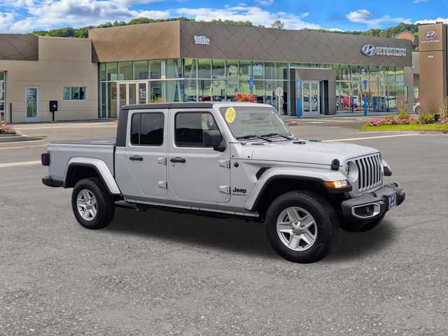 Silver Zynith Clearcoat 2022 Jeep Gladiator Pickup Truck Four-Wheel Drive 8-Speed Automatic