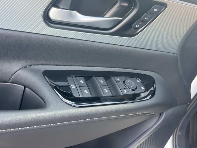 New 2026 White Nissan SL image 22