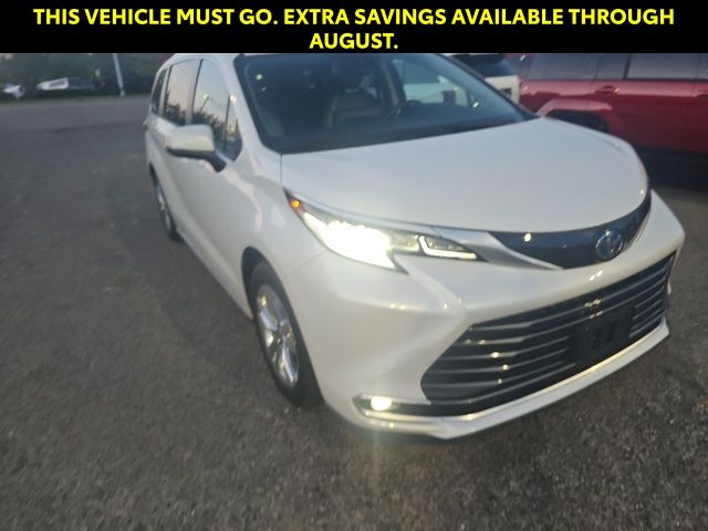 White (Wind Chill Pearl) 2023 Toyota Sienna Minivan All-Wheel Drive Continuously Variable Transmission
