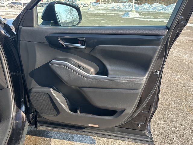 used 2021 Toyota Highlander car, priced at $28,899