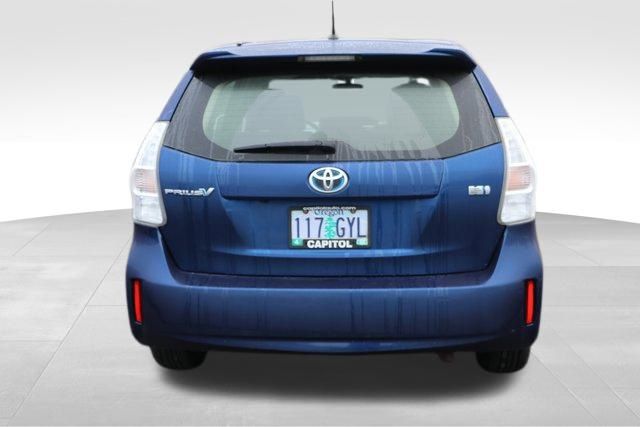 2014 Toyota Prius v Two 18